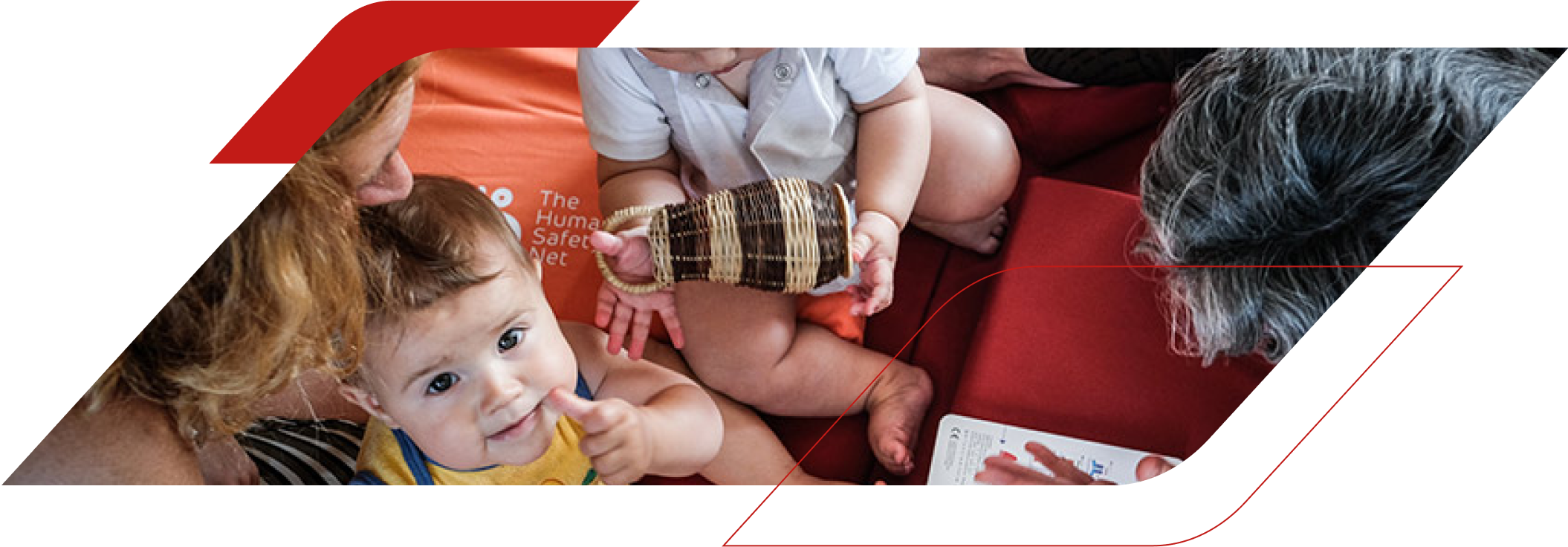 Voluntarios ayudando a niños pequeños