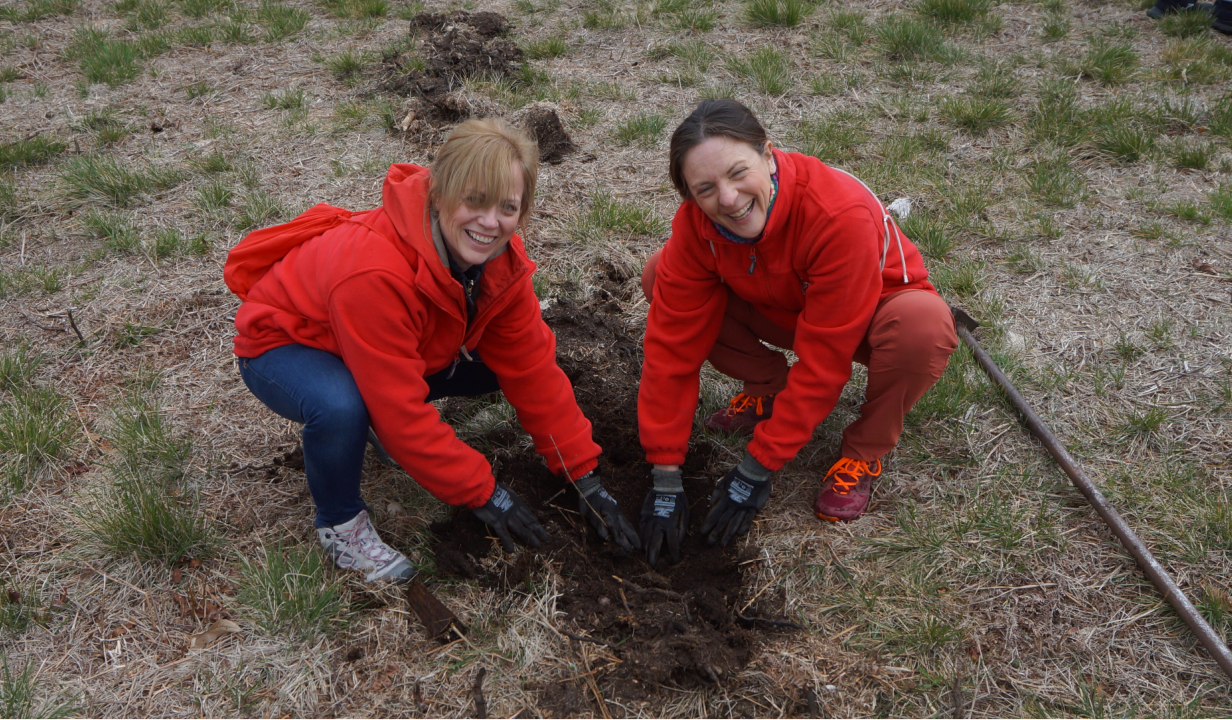 Dos mujeres voluntarias en la tierra