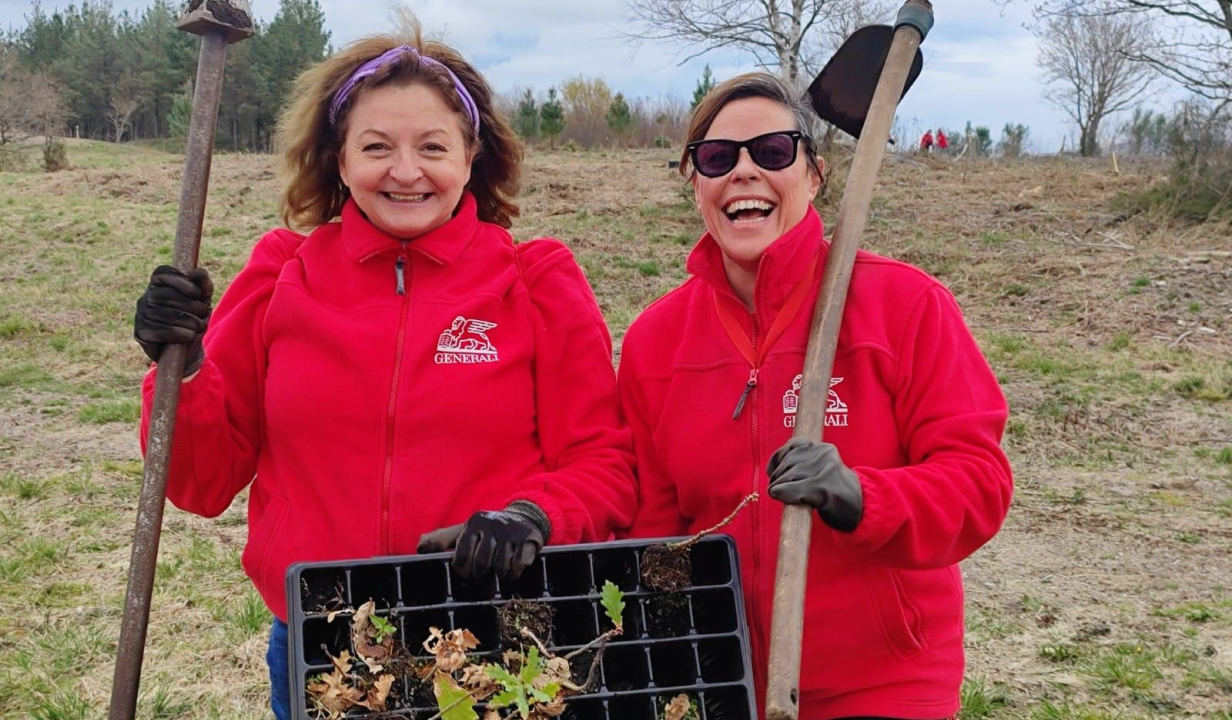 Dos mujeres voluntarias